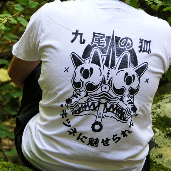 Photo de dos linogravure sur T-shirt Kitsune Slayer