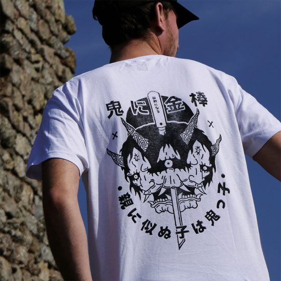 Photo de dos linogravure sur T-shirt Oni Slayer
