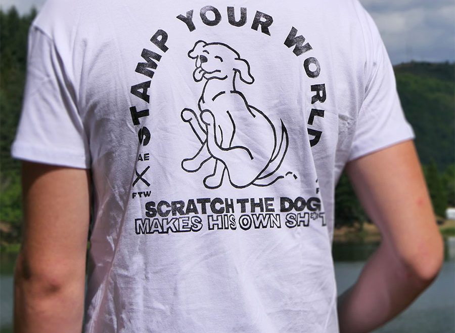 Photo de dos linogravure sur T-shirt Scratch the dog zoom