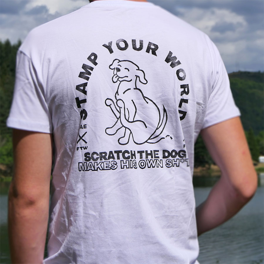 Photo de dos linogravure sur T-shirt Scratch the dog zoom