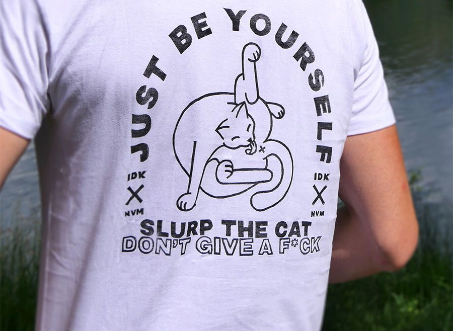 Photo de dos linogravure sur T-shirt Slurp the cat