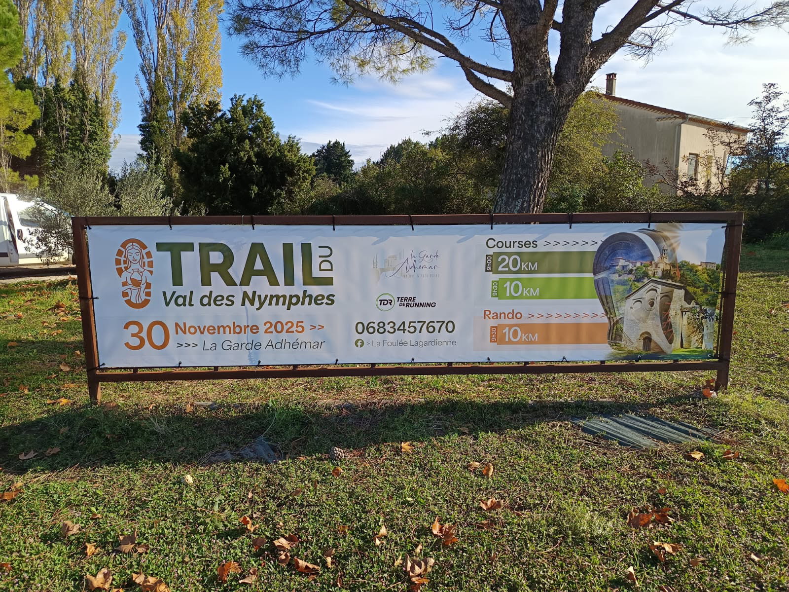 Banderole du Trail du Val des Nymphes 2025 installée en extérieur sur un cadre métallique