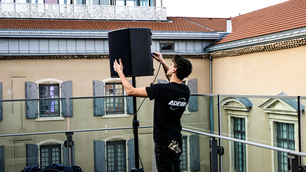 Photographie de terrain lors d’une prestation audiovisuelle ADEVA