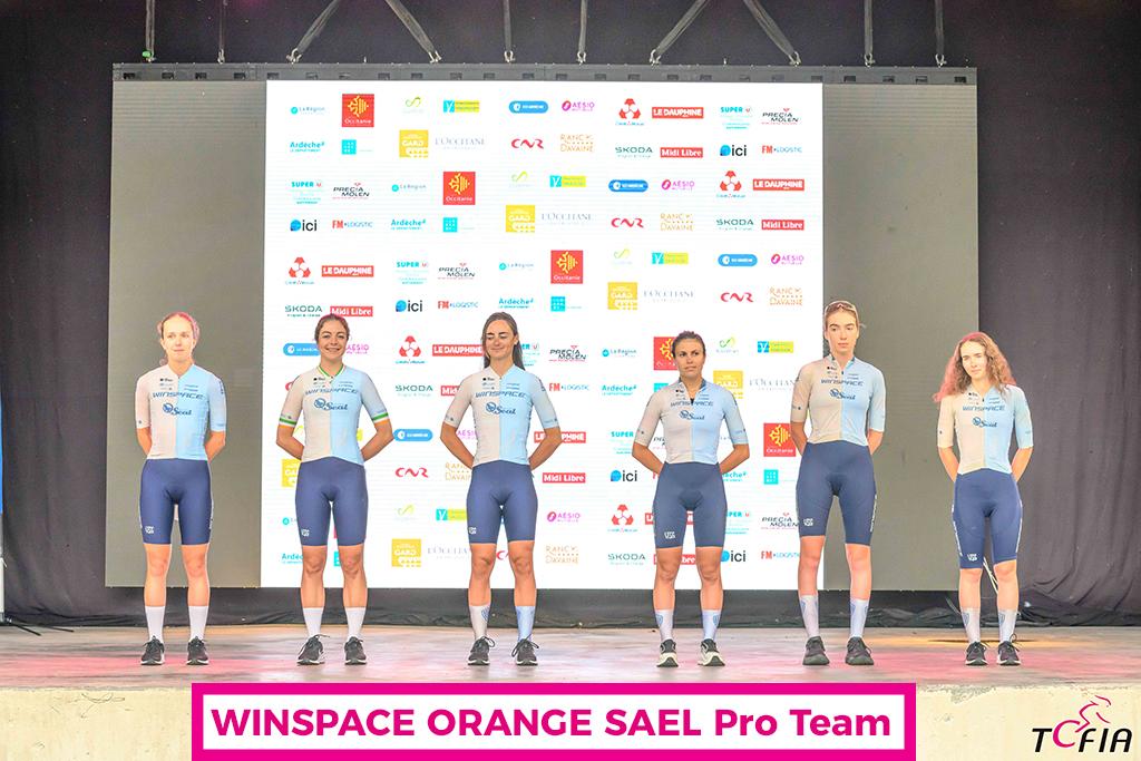 Présentation de l’équipe Winspace Orange Seal et mur de partenaires du TCFIA 2025