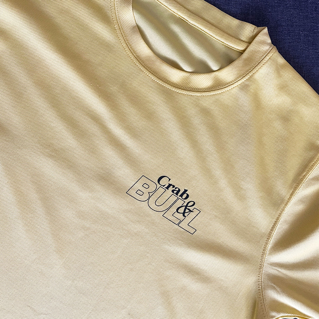 Gros plan sur la signature Crab & Bull imprimée à l’avant du t-shirt