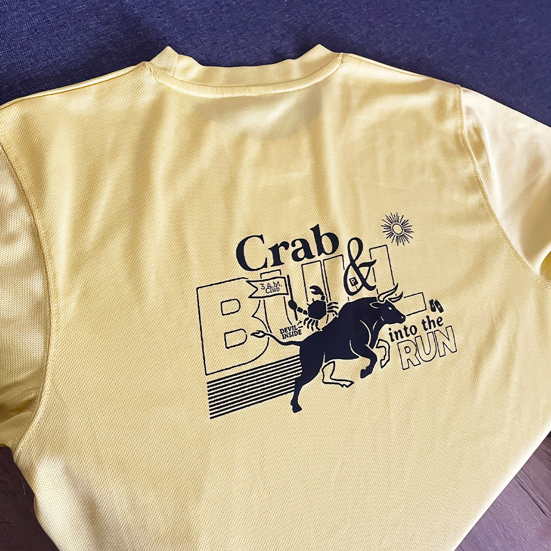 Gros plan sur le crabe et le taureau imprimés au dos du t-shirt jaune
