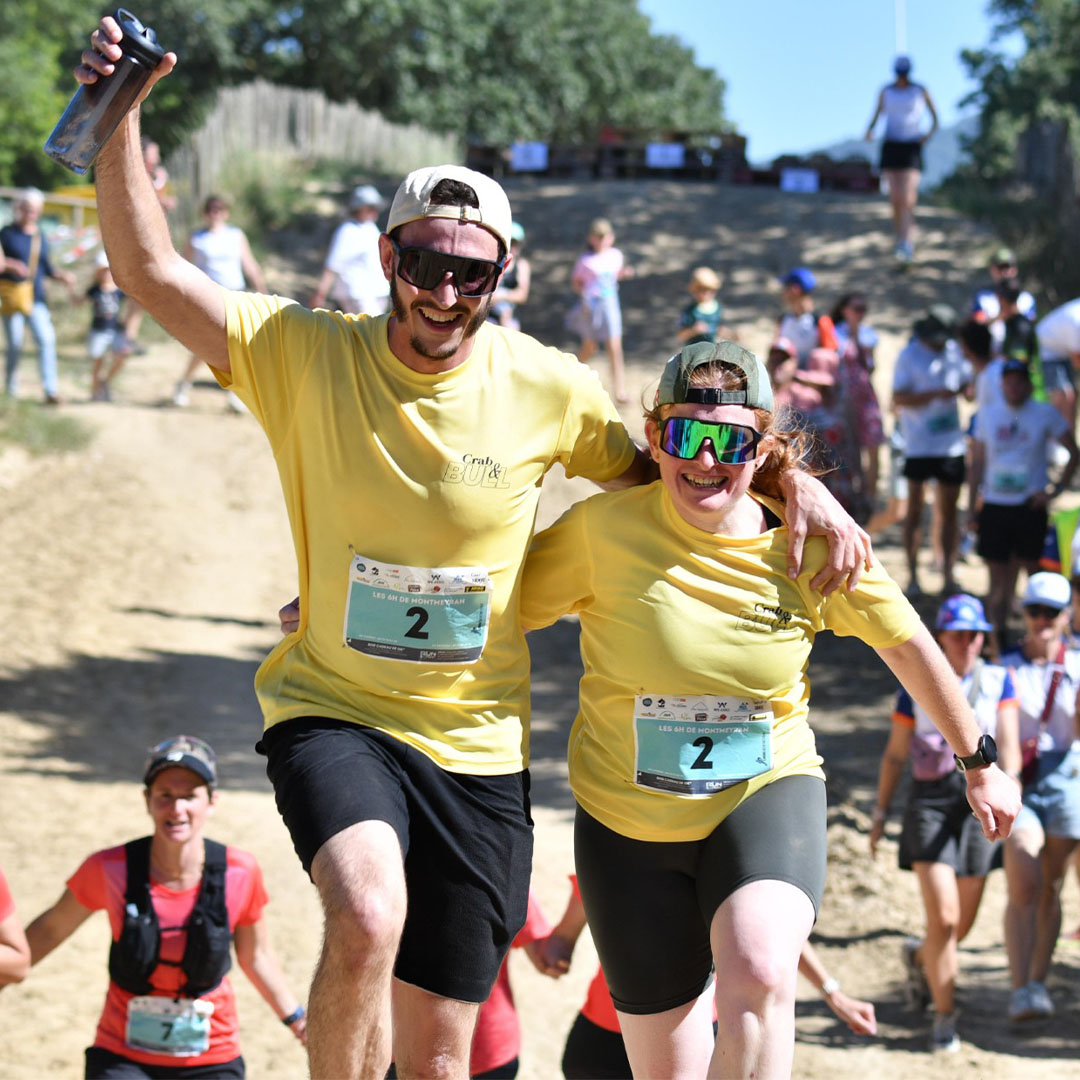 Le couple Crab & Bull portant ses t-shirts jaunes aux 6H de Montmeyran